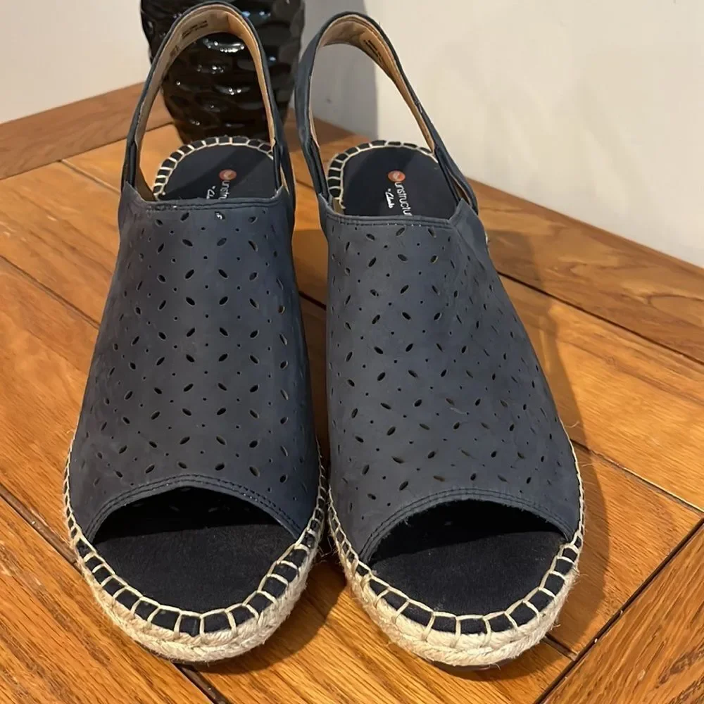 NWOT Clarks Women’s Petrine Gail Navy Nubuck Wedge size 10.